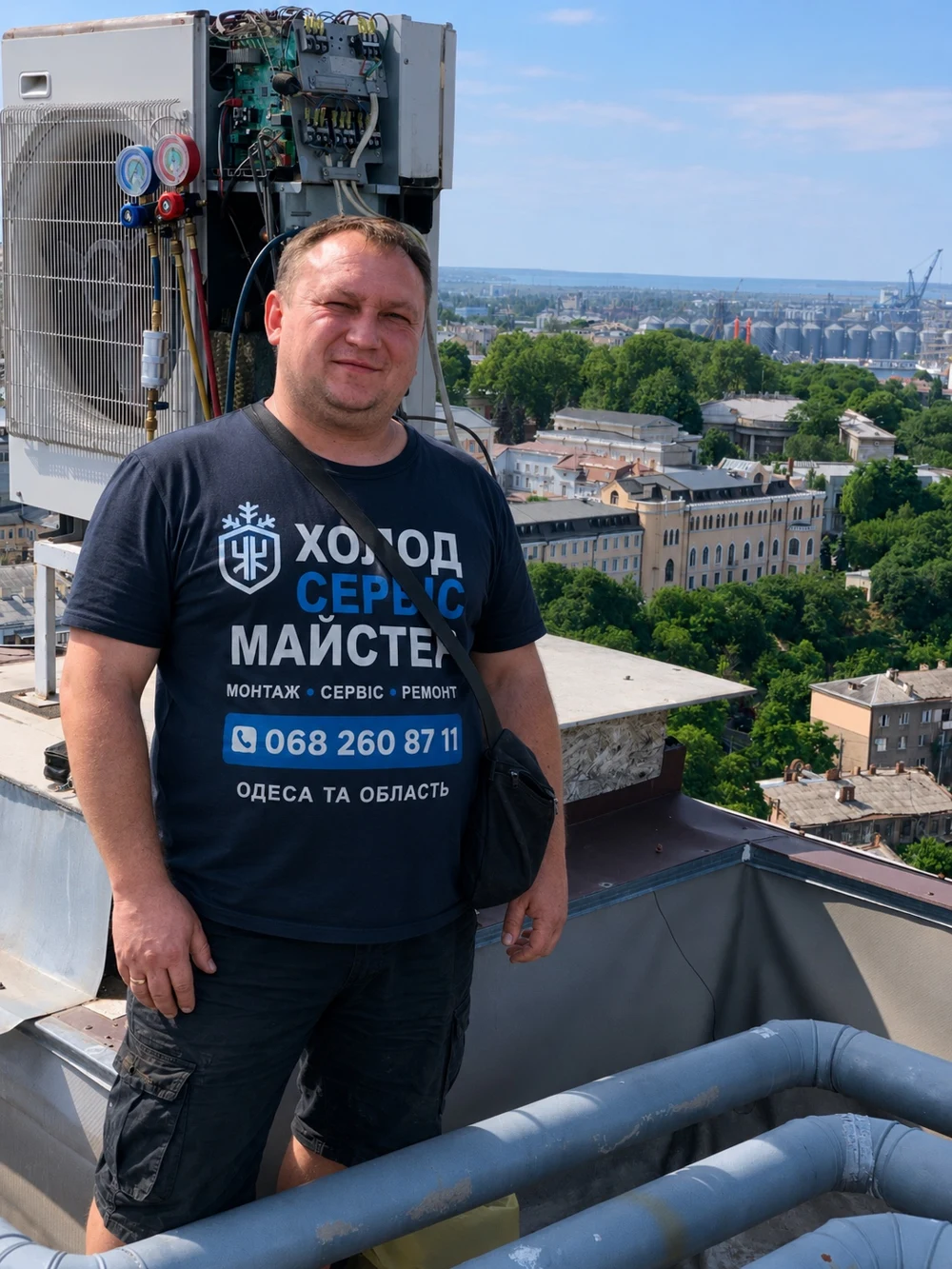 Олексій, майстер Холод Сервіс Майстер, біля кліматичного обладнання